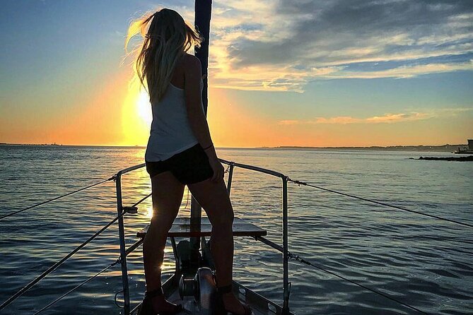 2 Hour Lisbon Sunset and Wine Sailing Tour - Why a Lisbon sunset belongs on the water