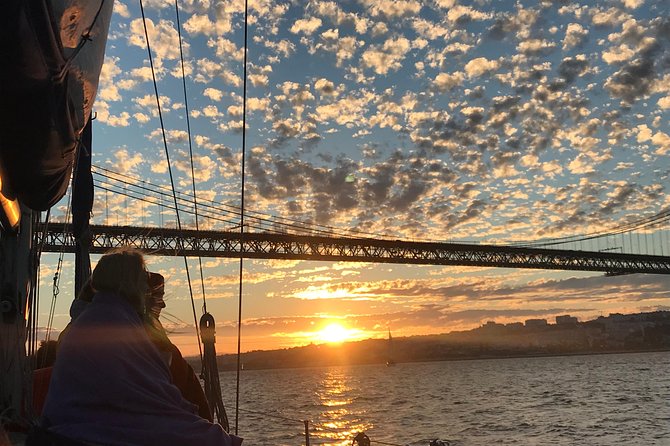 2 Hour Lisbon Sunset and Wine Sailing Tour - Setting out with wine and commentary
