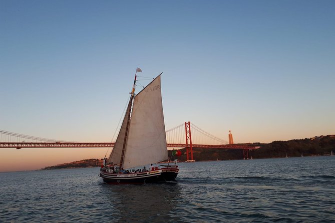 2-Hour Lisbon Traditional Boats Sunset Cruise with White Wine - São Jorge Castle and the old Alfama hillside