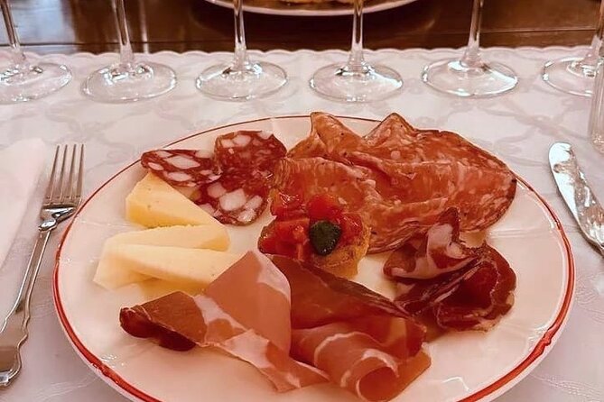 2 Hours Visit and Wine Tasting with tastings in Val D'Orcia - Tuscan food that makes the tasting feel like lunch