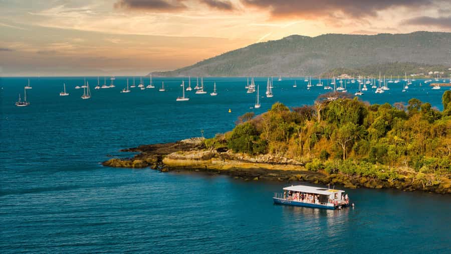 Airlie Beach: 2-Hour Sunset Cruise with Sparkling Wine - The first hour: Pioneer Bay and the Airlie waterfront