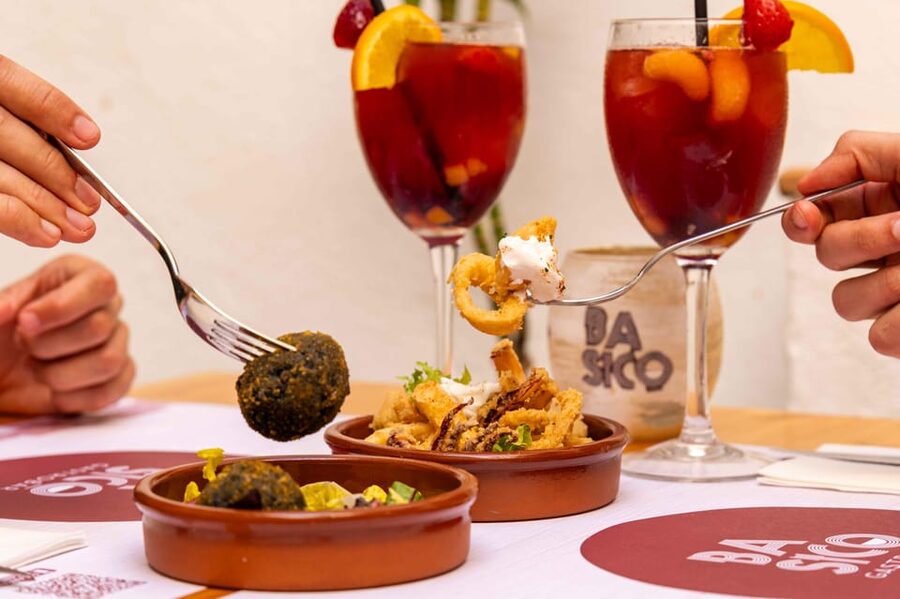 Alcudia: Self-Guided Gourmet Tapas and Wine Tour - Why this food walk works in Alcudia Old Town