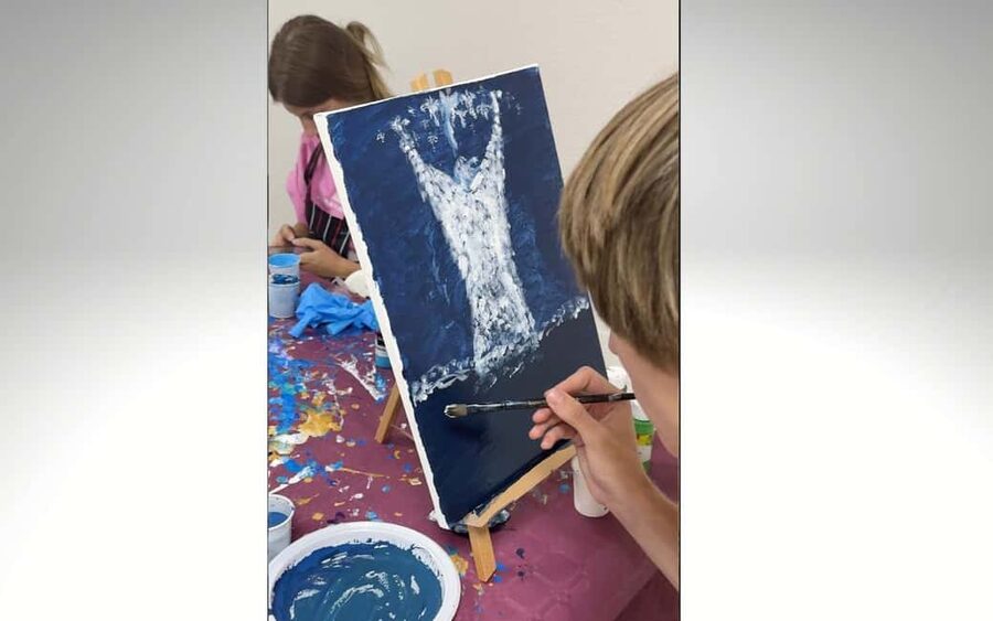 Alicante: Fluid Art-Therapy Workshop&Wine - Painting with fluid art and brush techniques