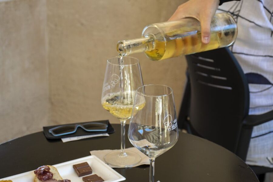 Alicante: Santa Bárbara Castle Wine Tasting & Tapas - Why Santa Bárbara Castle makes a fine tasting room