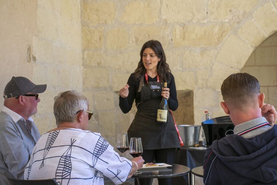 Alicante: Santa Bárbara Castle Wine Tasting & Tapas - The 45-minute tasting, from first pour to final bite