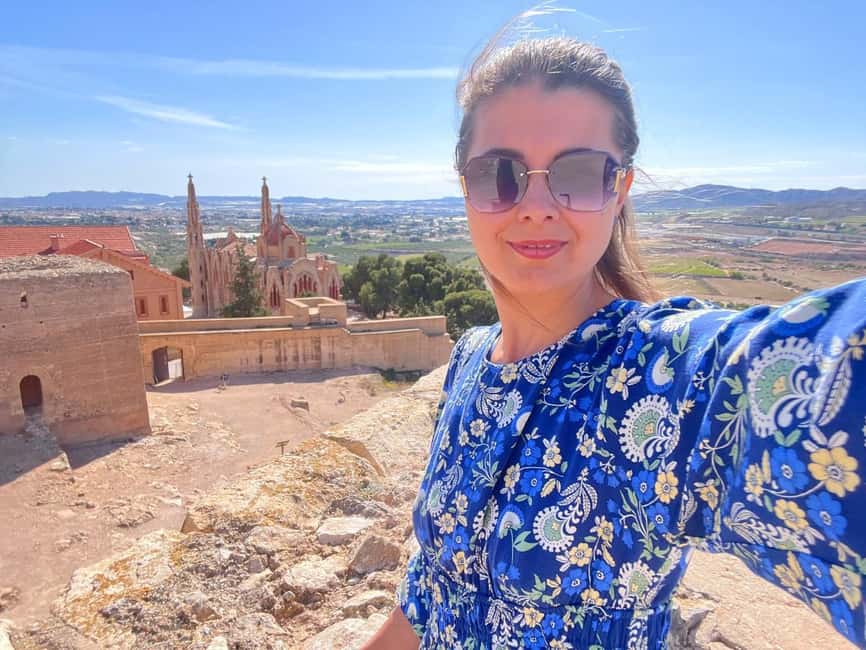 Alicante:Winery Tour+ Wine Tasting + Old castle - Walking through the vineyard