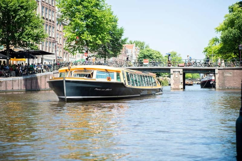 Amsterdam canal cruise with culinary burger or cheese & wine - A canal dinner that keeps the sightseeing easy