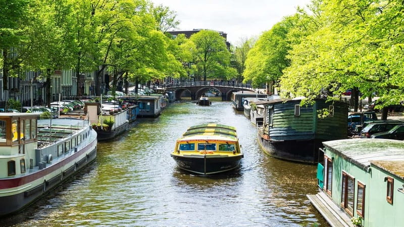 Amsterdam canal cruise with culinary burger or cheese & wine - The Jordaan finish brings the cruise full circle