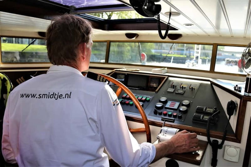 Amsterdam canal cruise with culinary burger or cheese & wine - What the crew adds to the meal