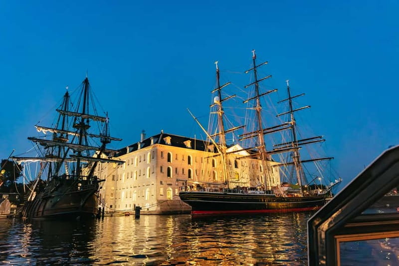 Amsterdam: Cozy Cheese & Wine Cruise Tasting Experience - Cruising the Canal Belt after dark