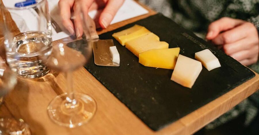 Amsterdam: Dutch Cheese Tasting Experience with Wine - Five cheeses, five small lessons