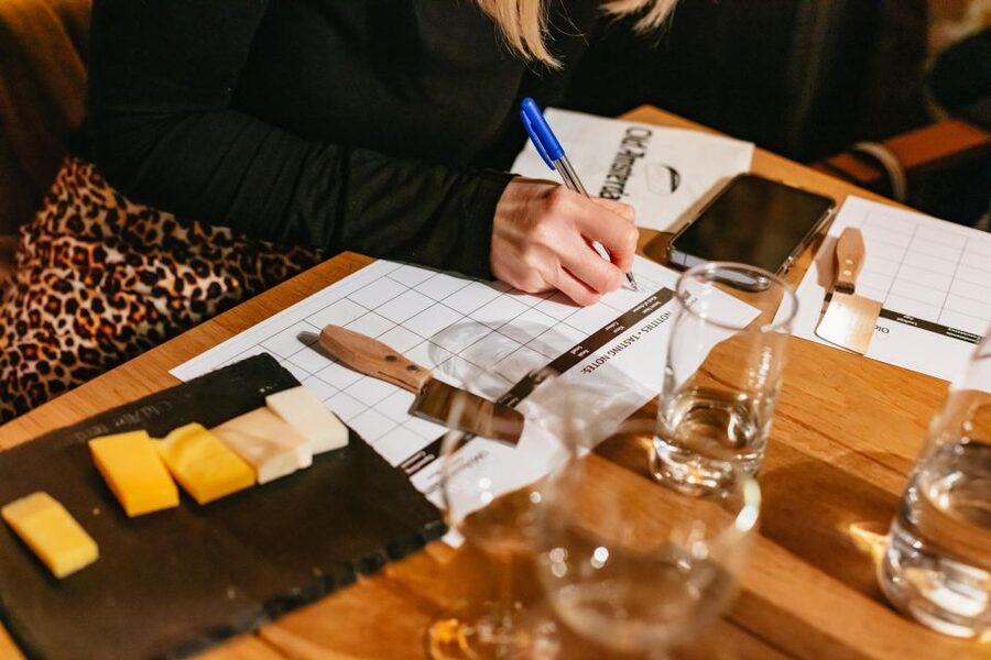 Amsterdam: Dutch Cheese Tasting Experience with Wine - Learning how Dutch Gouda is made
