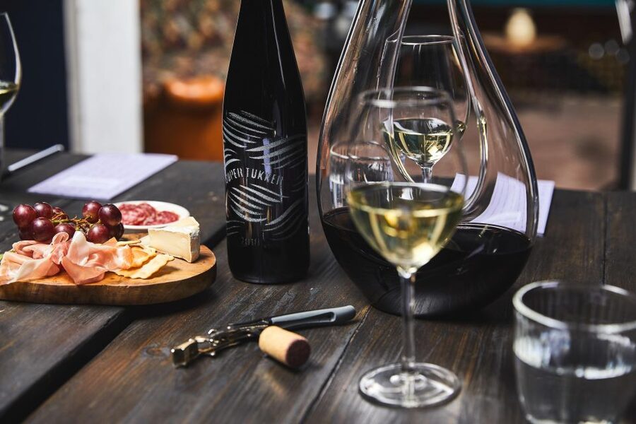 Amsterdam: Dutch Wine Tasting with Sommelier - What makes Diederik’s hosting effective