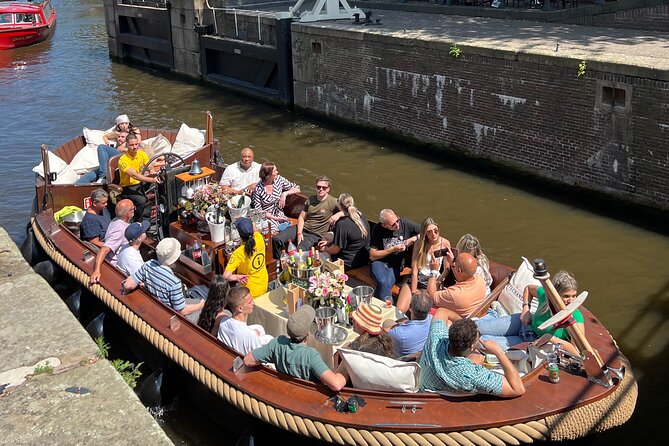 Amsterdam Luxury Boutique Boat tour with Unlimited Beer and Wine - How good is the commentary?