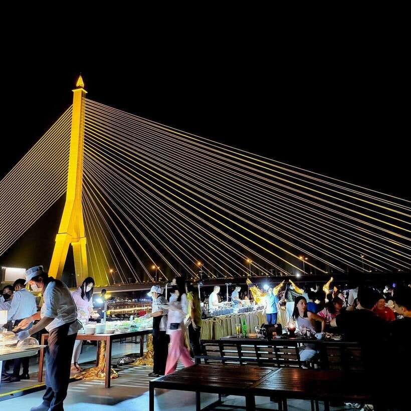 Bangkok: Luxury White Dinner Cruise Free Flow Beer and Wine - Dinner Buffet: Plenty of Food, Mixed Quality