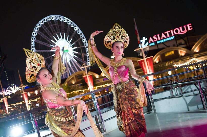 Bangkok: Luxury White Dinner Cruise Free Flow Beer and Wine - A Large Boat With Several Ways to Enjoy the Evening