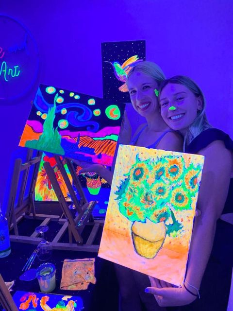Barcelona: Fluorescent Paint and Wine Workshop - Choosing the right time and paint