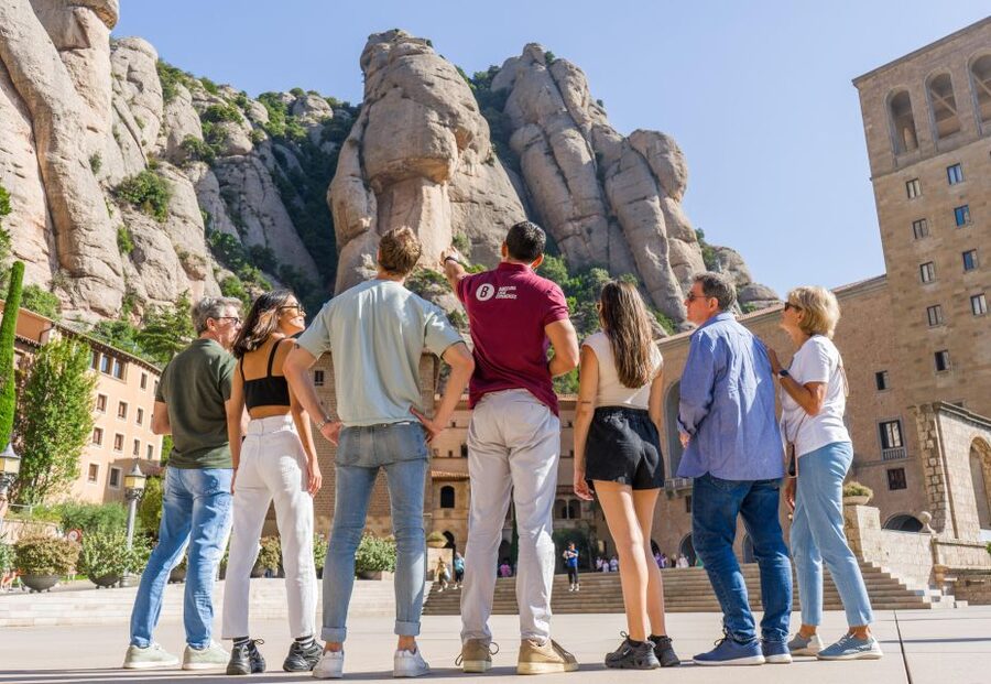 Barcelona: Montserrat, Winery Tour & Lunch with Wine Tasting - Practical ways to enjoy the day