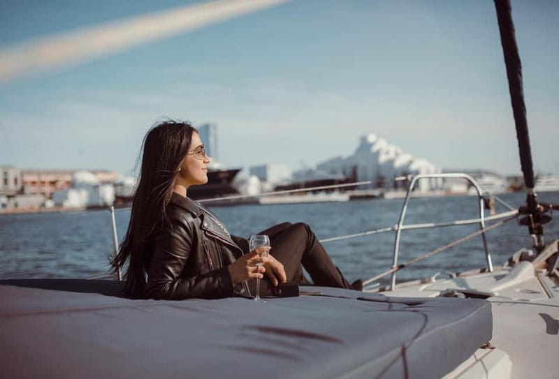 Barcelona: Sunset Boat Trip with Cava Wine and Snacks - What the private boat option changes