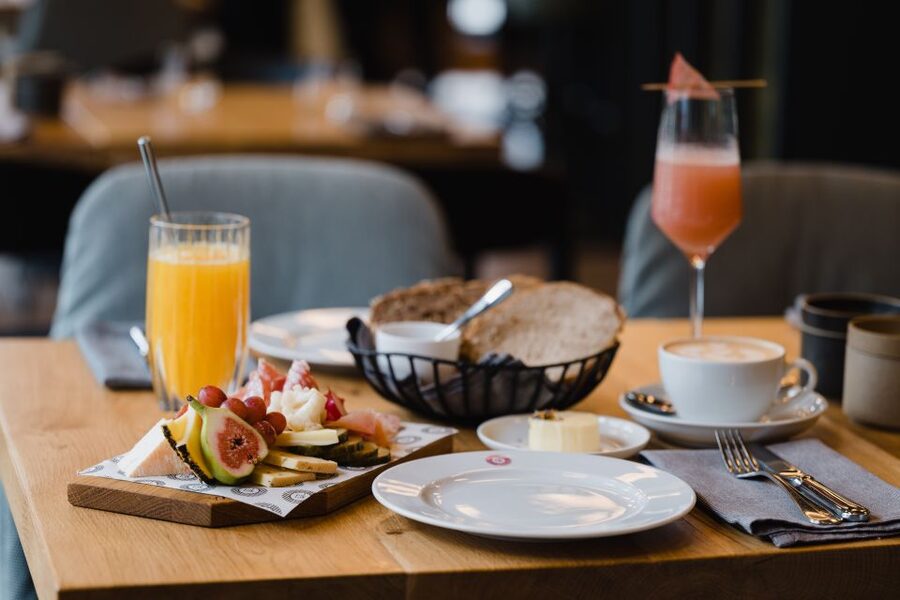 Berlin: Champagne Fine Dining Breakfast in Kreuzberg - Starting the morning at Frühstück 3000 in Kreuzberg