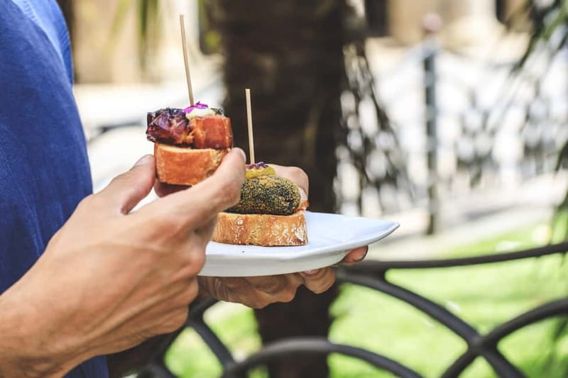 Bilbao: Basque Food Tour and Wine Tasting with Guide - The old town and the stories between bars