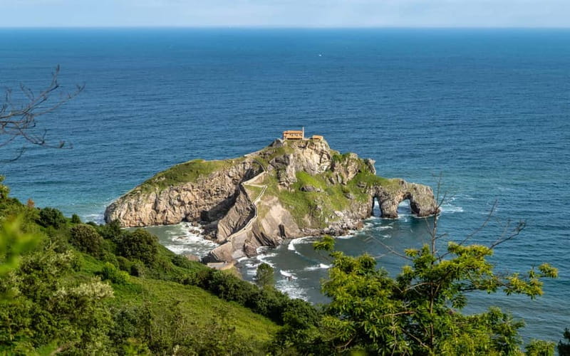 Bilbao: Gaztelugatxe, Bermeo, Mundaka, Gernika, & Wine Tour - Five things to know before booking