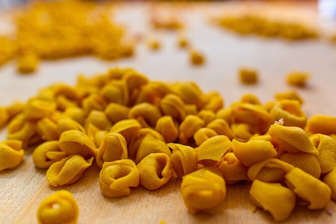 Bologna Food & Market Tour with 6 Tastings, Pasta, Wines & More - Ending near San Petronio and Santo Stefano