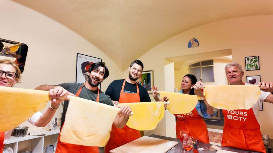 Bologna: Pasta Cooking Class, Ragu, Spritz, Wine & Gelato - Making tagliatelle with a rolling pin