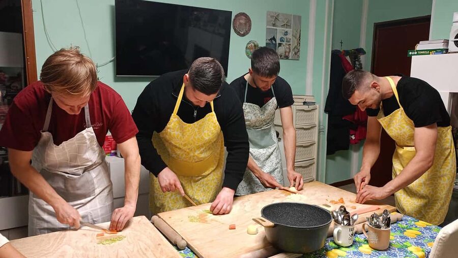 Bologna: Pasta Tagliatelle al Ragu Cooking Class with Wine - Starting with dough, flour, and eggs