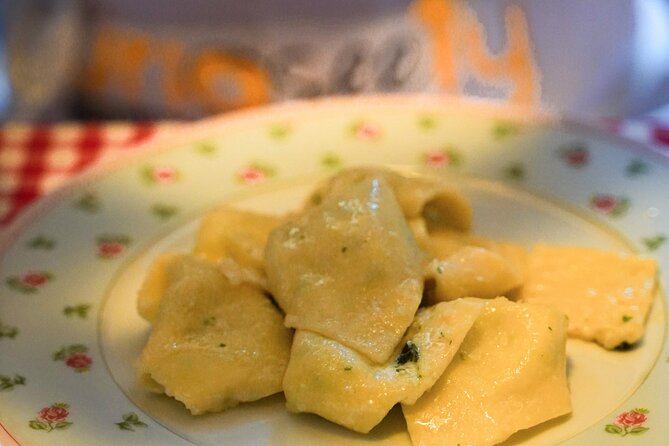 Bologna: Tagliatelle & Ragù Home Cooking Class with wine - How personal is a maximum group of 10?