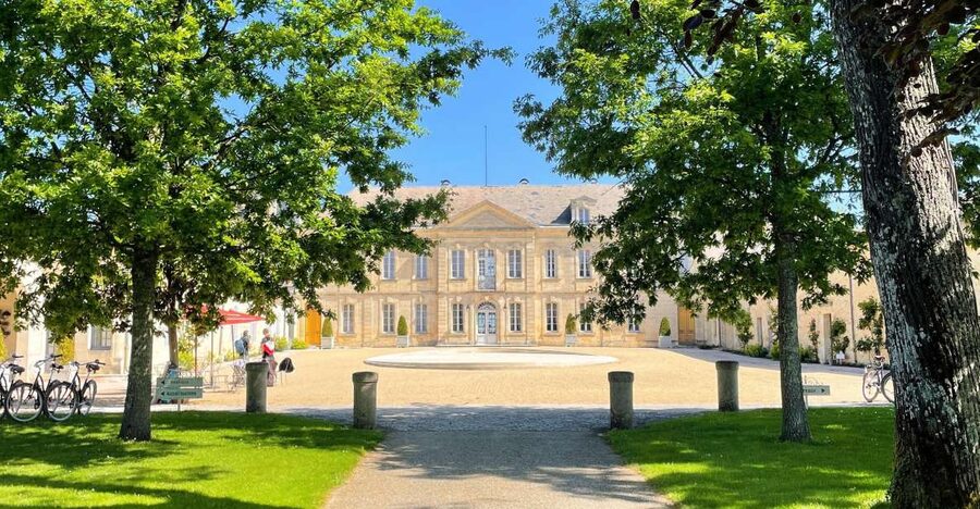 Bordeaux: Médoc & St-Emilion Wine 3 châteaux with lunch - Médoc: a grand opening at a Classified Growth estate