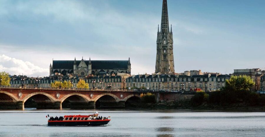 Bordeaux: River Cruise with Commentary, Wine and Canelé - The first stretch: Bordeaux’s historic façades