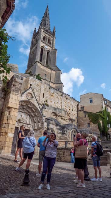 Bordeaux: Saint-Emilion and Medoc Full-Day Wine Experience - A château picnic with local food