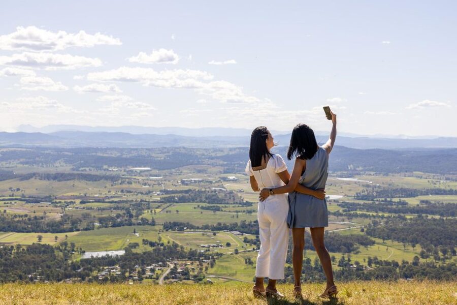 Brisbane: Tamborine Mountain Local Winery Tour with Lunch - Gallery Walk and the hop-on hop-off format