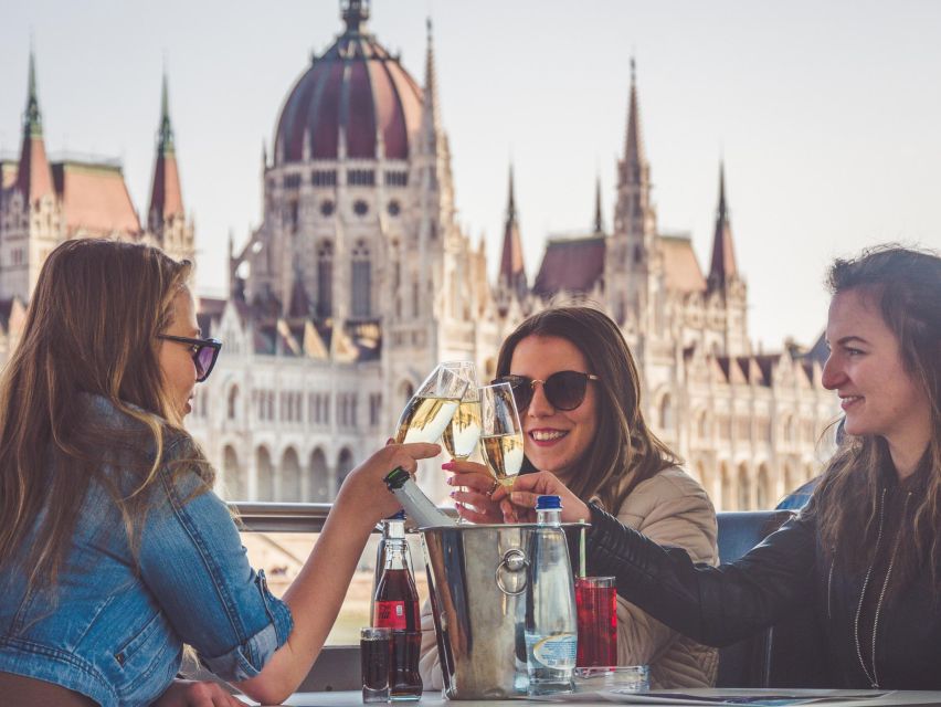 Budapest: Unlimited Prosecco and Wine Sightseeing Cruise - Margaret Bridge and the first look at the city