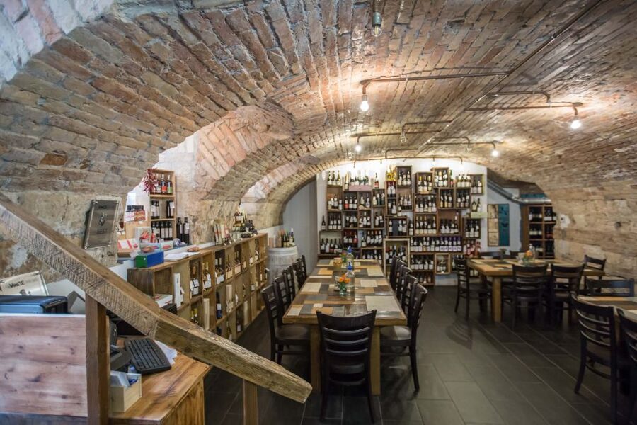 Budapest: Wine, Cheese, and Charcuterie Tasting - What the hosts do well
