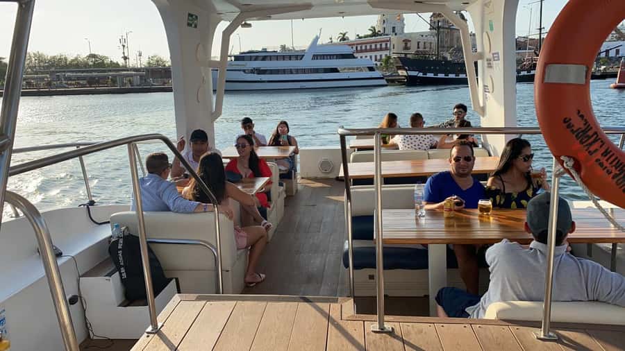 Cartagena: Cruise by the Bay with Dinner and Wine - The first view: Bocagrande from the water