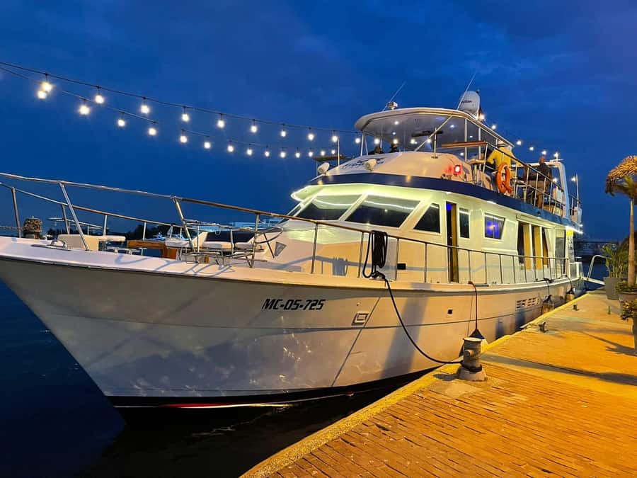 Cartagena: Cruise by the Bay with Dinner and Wine - Wine, cocktails, and extra charges