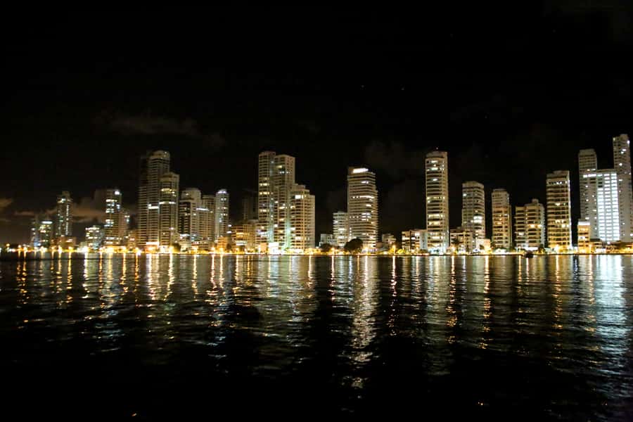 Cartagena: Cruise by the Bay with Dinner and Wine - Boarding at La Bodeguita Tourist Pier
