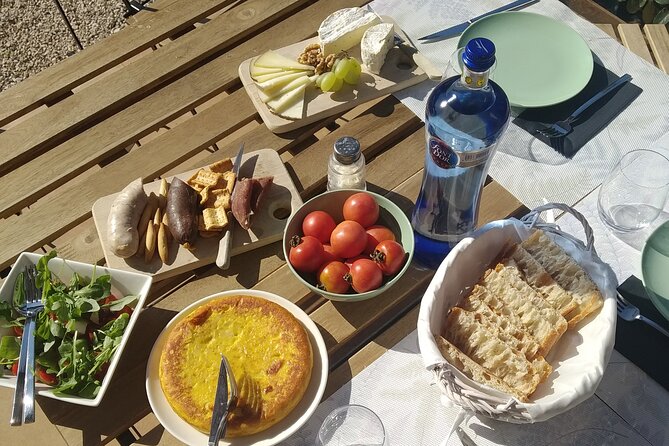 Cava tour to 3 family wineries with hotel pick-up - What you actually drink and eat