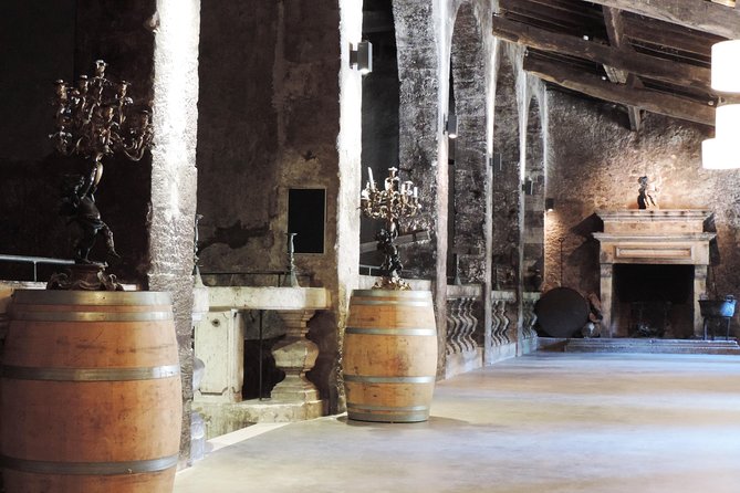 Chateau du Taillan and Park including Wine Tasting Tour - Entering the château and hearing its family story