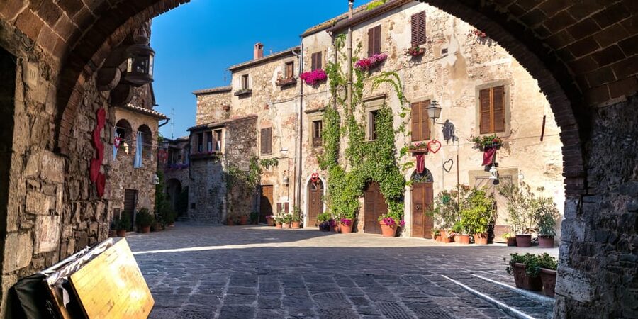 Civitavecchia: Tuscany Full-Day Guided Trip w/Wine Tasting - Wine, local food, and the final hour