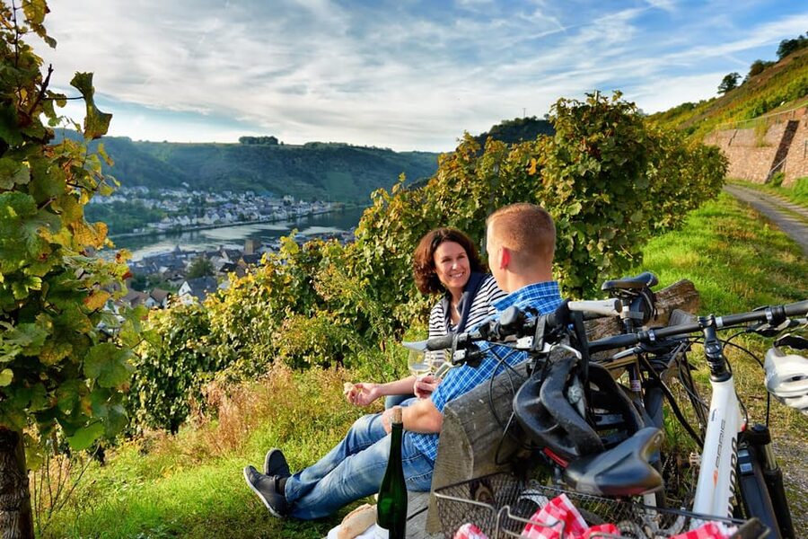 Cochem: Bike and Boat Tour with Picnic and Wine Tasting - Beilstein, the turning point of the day