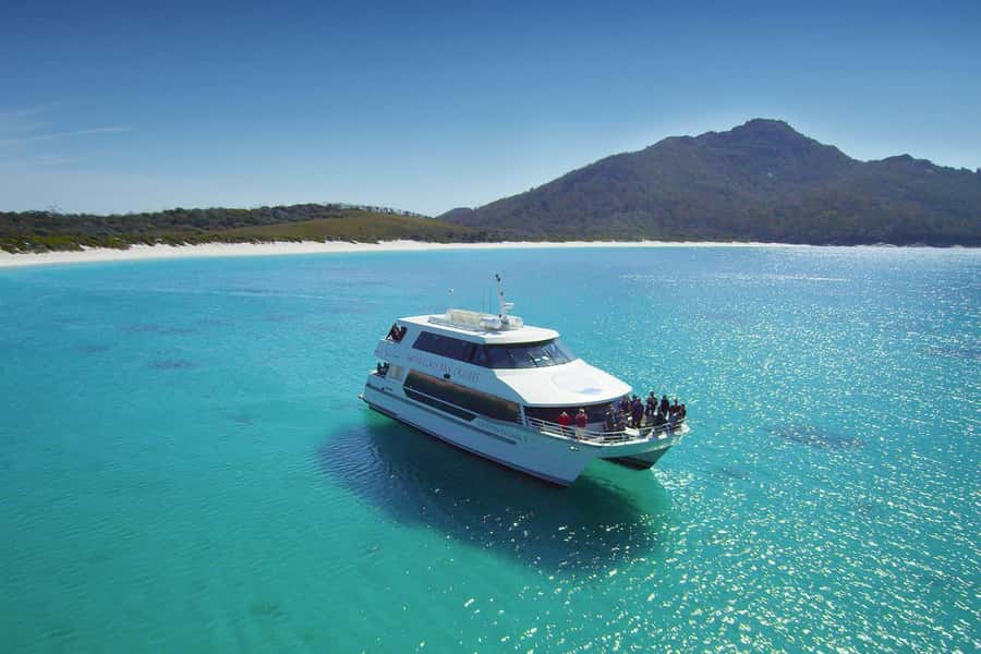 Coles Bay: Wineglass Bay Adults-Only Cruise with Lunch - Moving along the Freycinet Peninsula