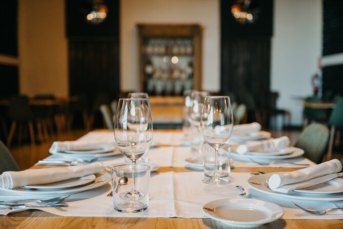 Complete winery experience: visit, tasting and traditional food - How the artistic focus affects the value