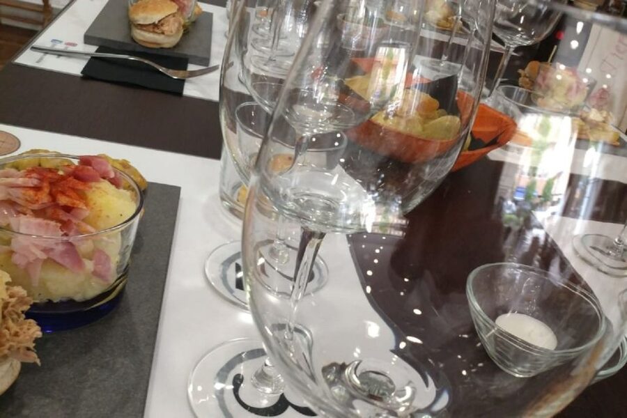 Córdoba: Local Wine Tasting Evening - Atmosphere, pace, and group size