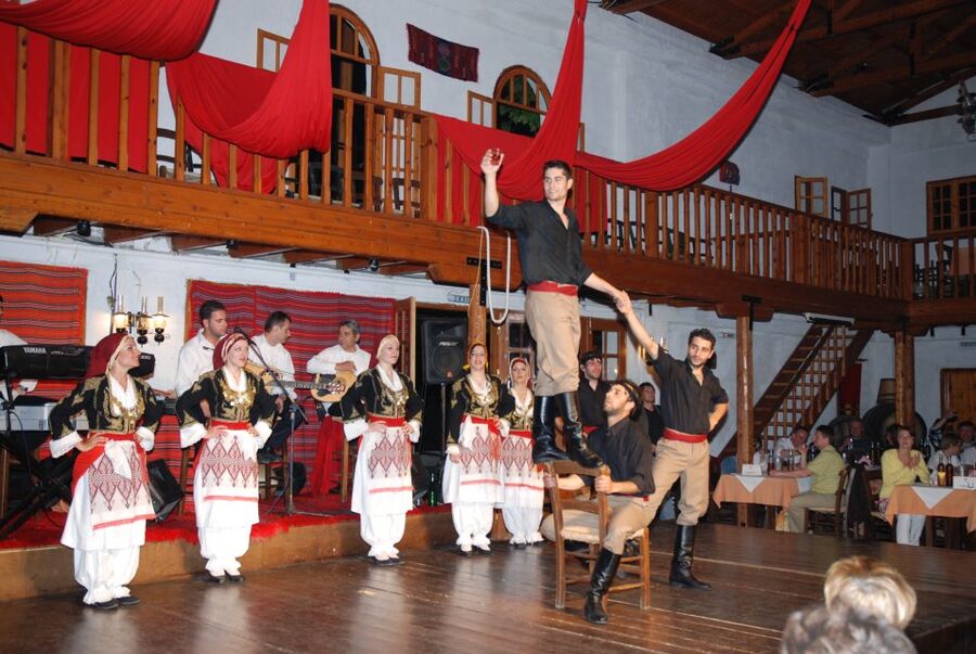 Crete: Traditional Dance Show and Buffet Dinner with Wine - Guide languages and communication