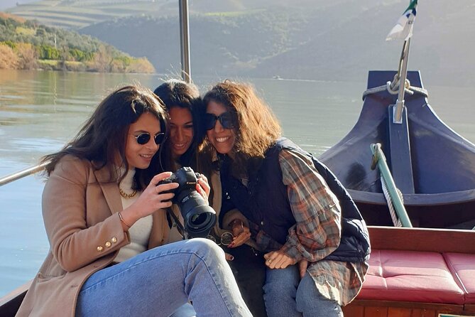 Douro Valley-Expert Guide-Boat-Lunch-Tastings-Offer wine bottle - Two winery visits, two different lessons