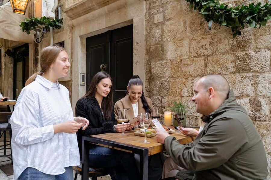 Dubrovnik Old Town: Night tour with History, Wine & Bites - What the walk tells you about ordinary life