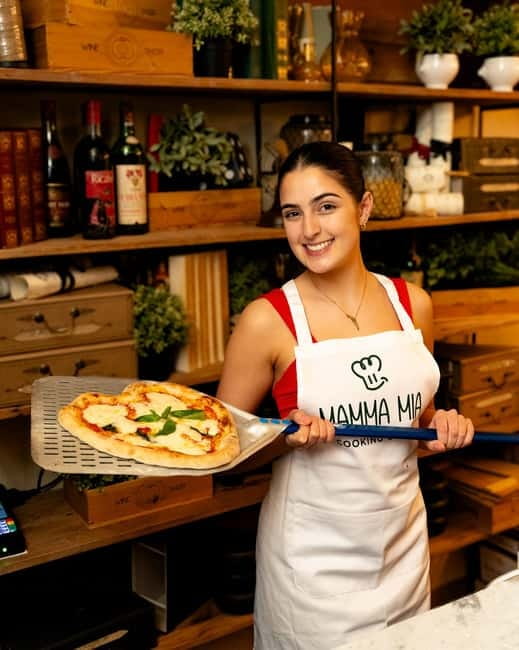 Florence: Authentic Pizza & Gelato Experience+Unlimited Wine - Building and baking your own pizza